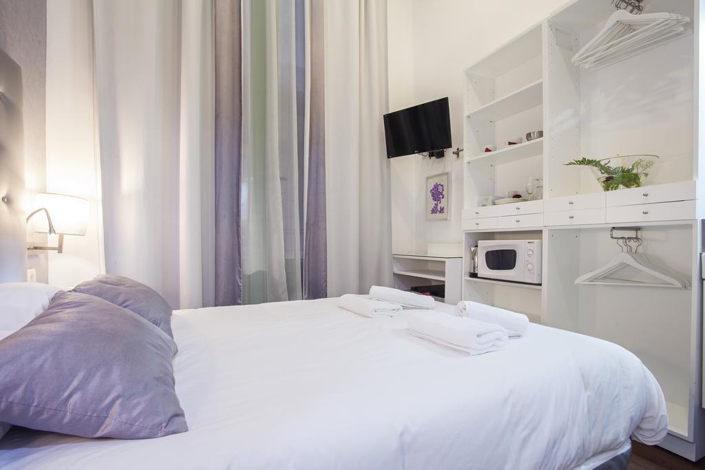 Triple With Private Bathroom In Gothic Pensión