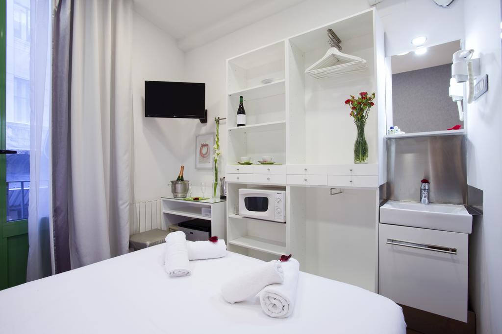 Triple With Private Bathroom In Gothic Pensión