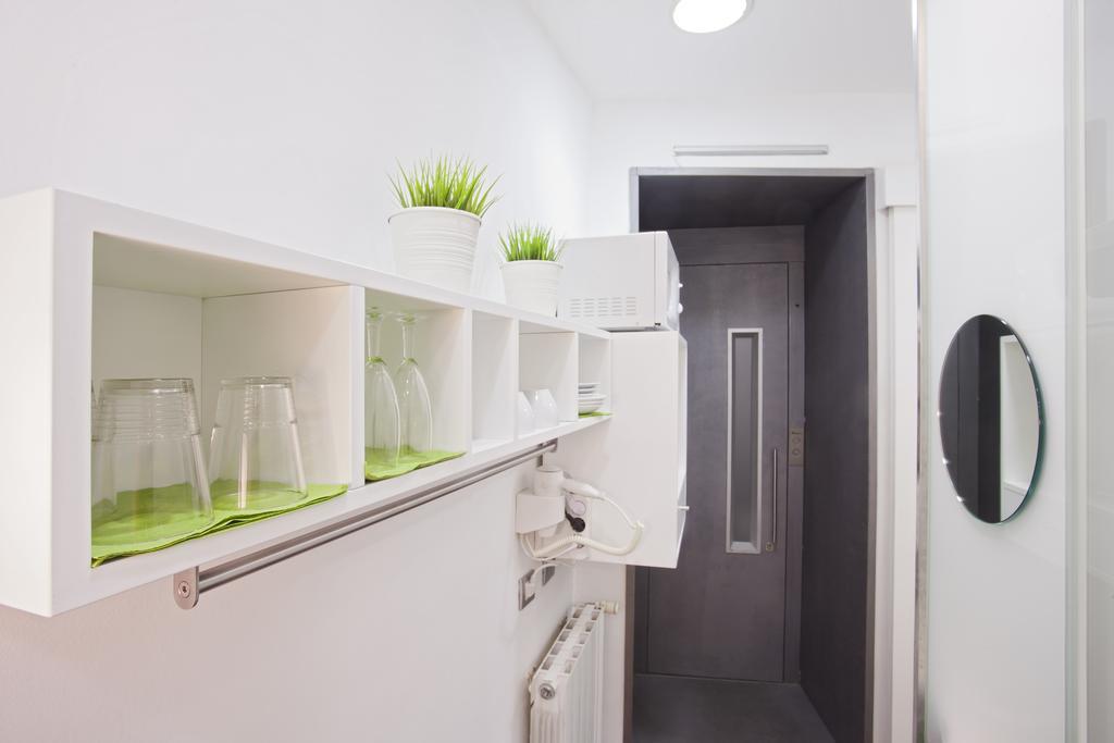 Triple With Private Bathroom In Gothic Pensión 2*