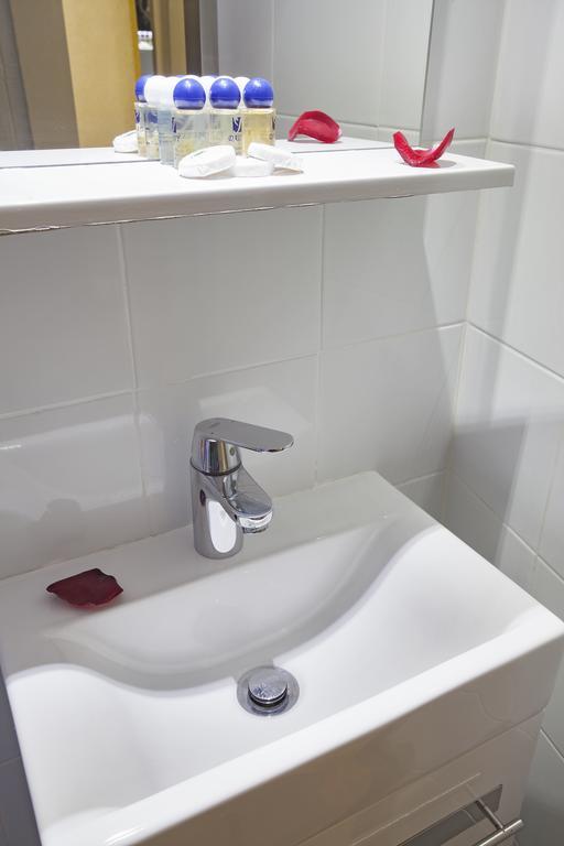 Triple With Private Bathroom In Gothic Pensión