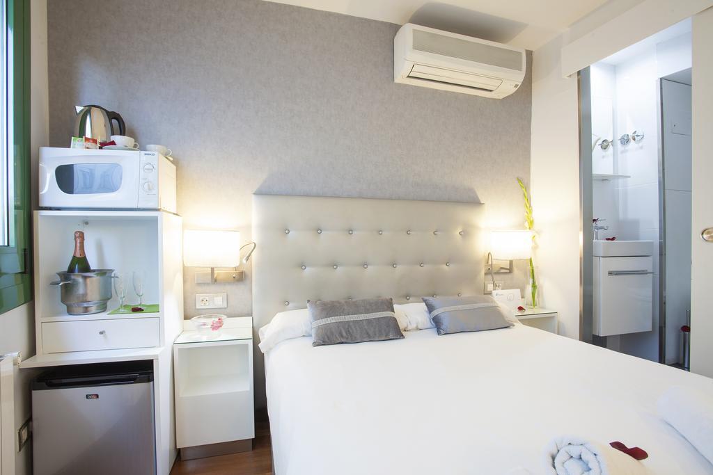 Triple With Private Bathroom In Gothic Pensión 2*