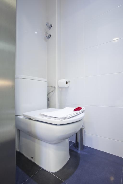 Triple With Private Bathroom In Gothic Pensión 2*