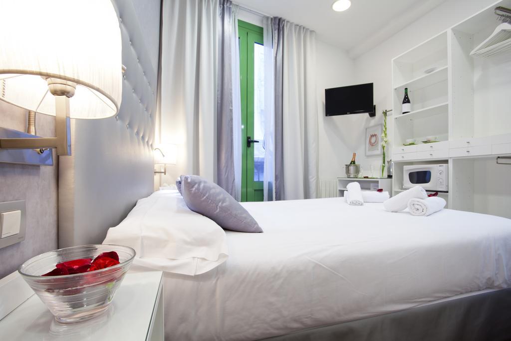 Triple With Private Bathroom In Gothic Pensión