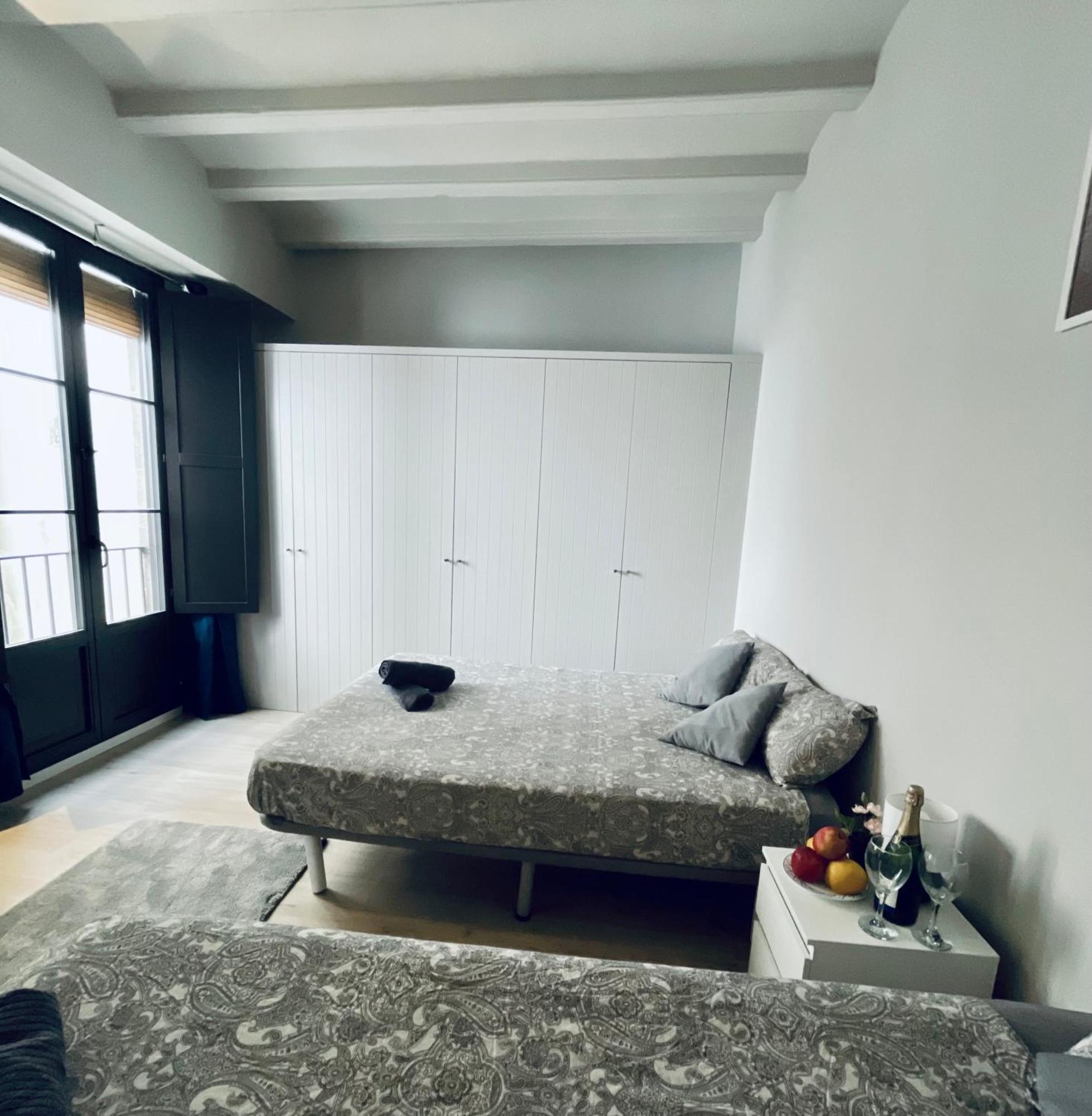Triple With Private Bathroom In Gothic Pensión