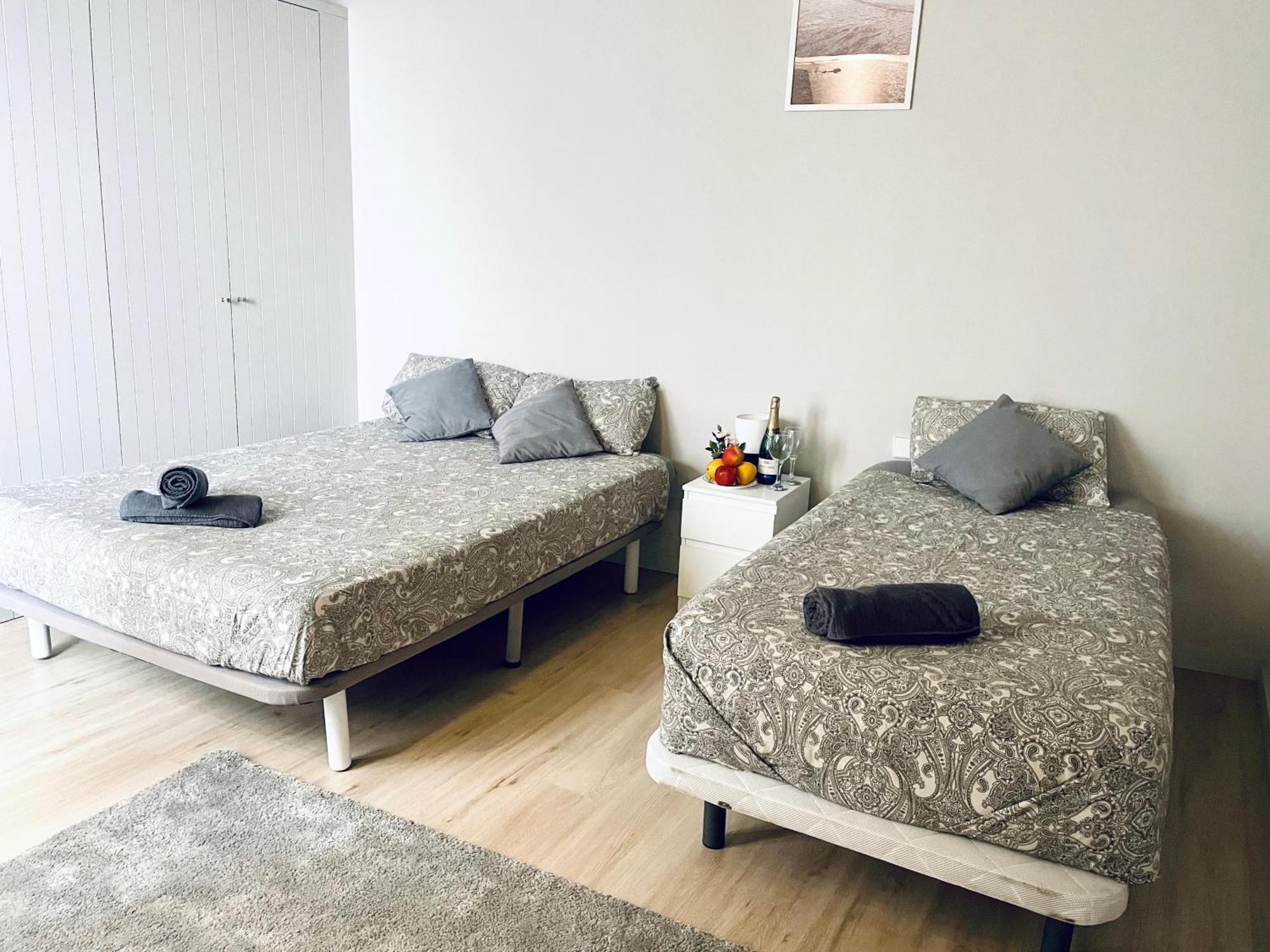Triple With Private Bathroom In Gothic Pensión 2*