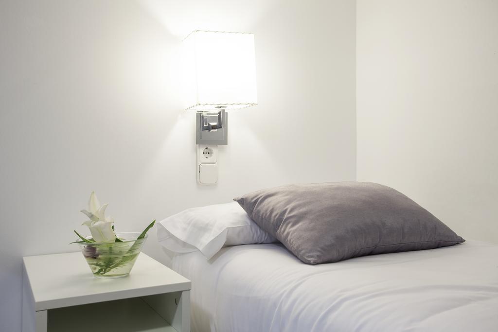 Triple With Private Bathroom In Gothic Pensión Barcelona