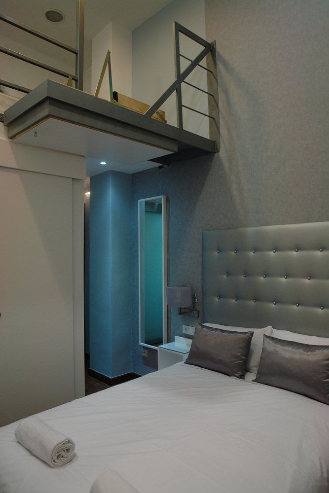 Triple With Private Bathroom In Gothic Pensión Barcelona