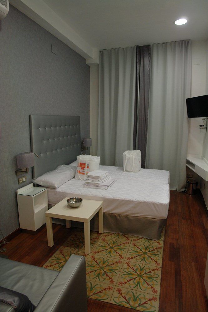 Pensión Triple With Private Bathroom In Gothic Barcelona
