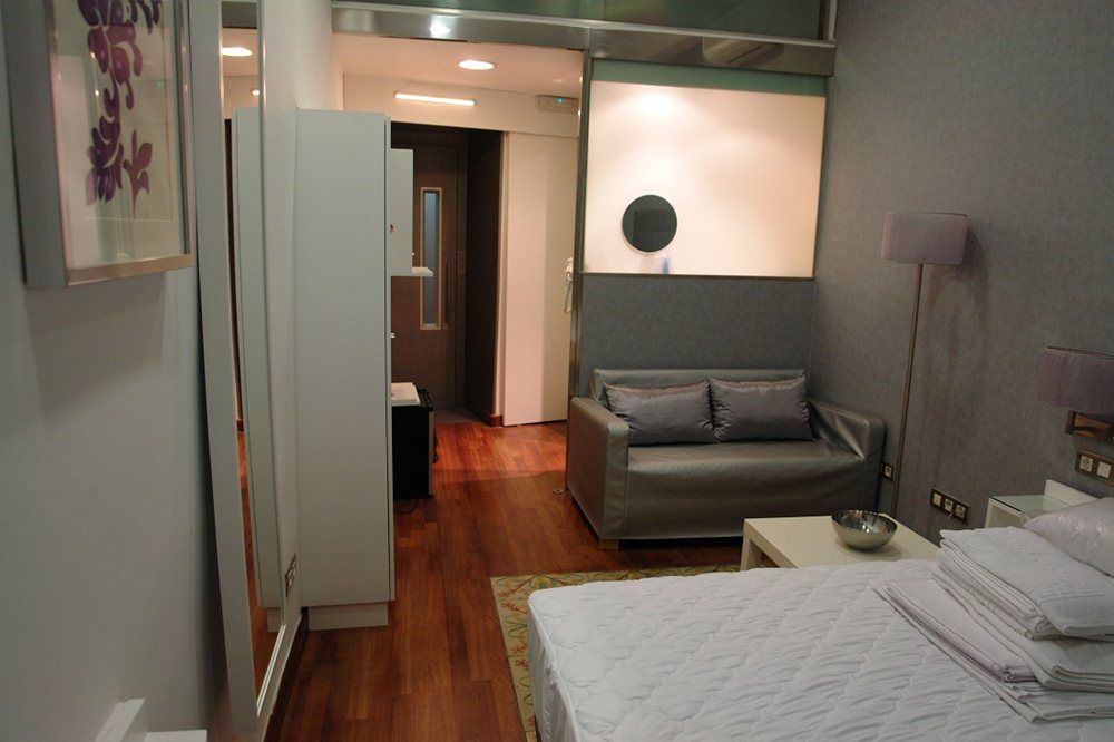 Triple With Private Bathroom In Gothic Pensión